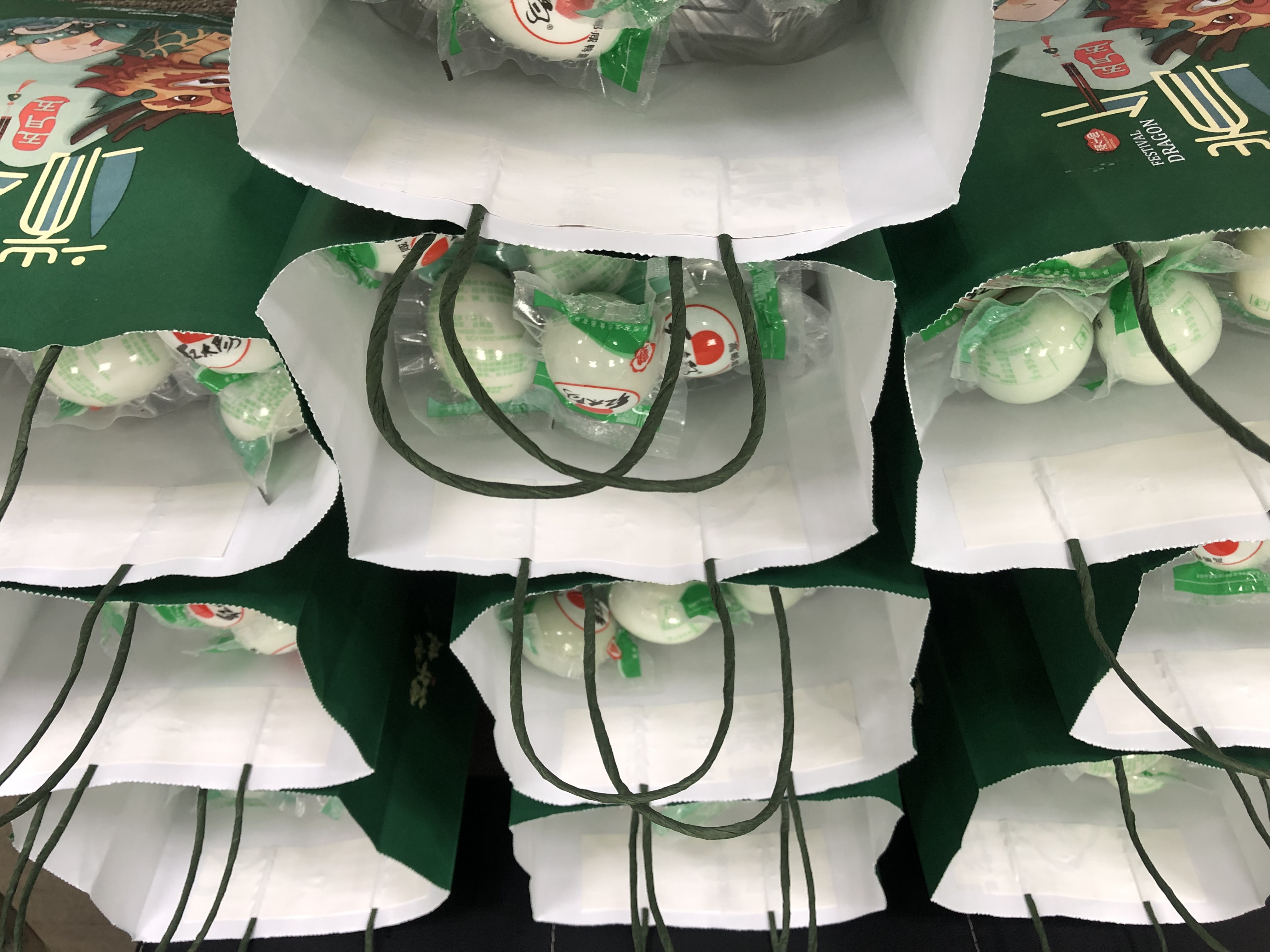 Pentru a sărbători Festivalul Barcilor Dragonului
